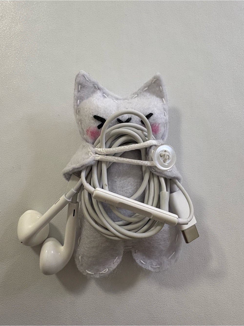White Wired Earbuds with Cute Cat Cord Organizer